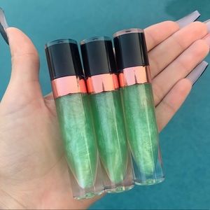 “𝖈𝖗𝖊𝖊𝖕𝖊𝖗“ lipgloss